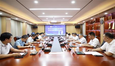 覃振华与鹿寨县委副书记、县长杨毅举行工作会谈